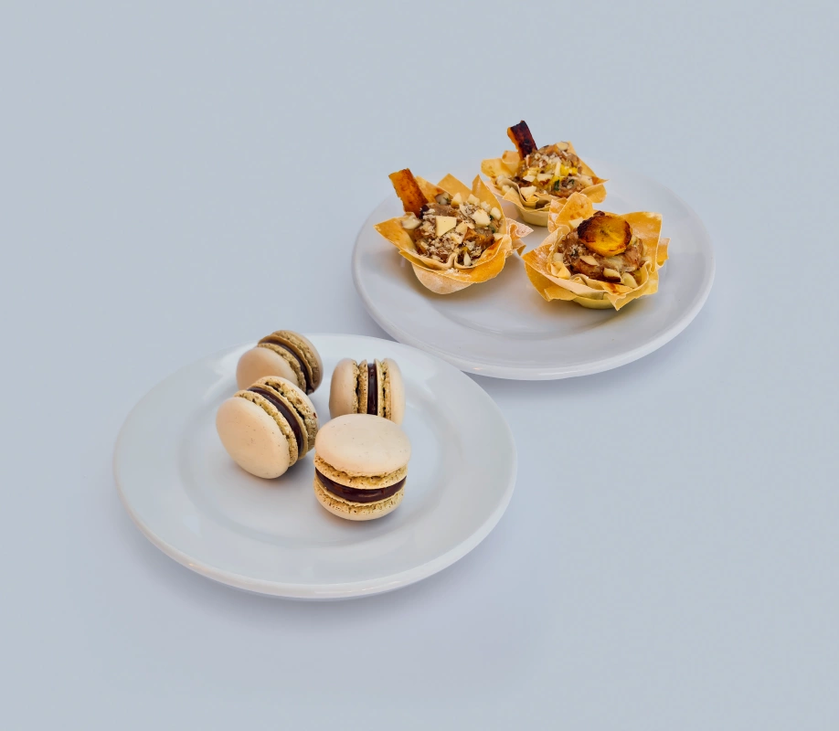 TORTINHA MIL FOLHAS RECHEADA DE CARNE SECA CREMOSA + MACARONS DE CASTANHA COM GANACHE DE CAFÉ