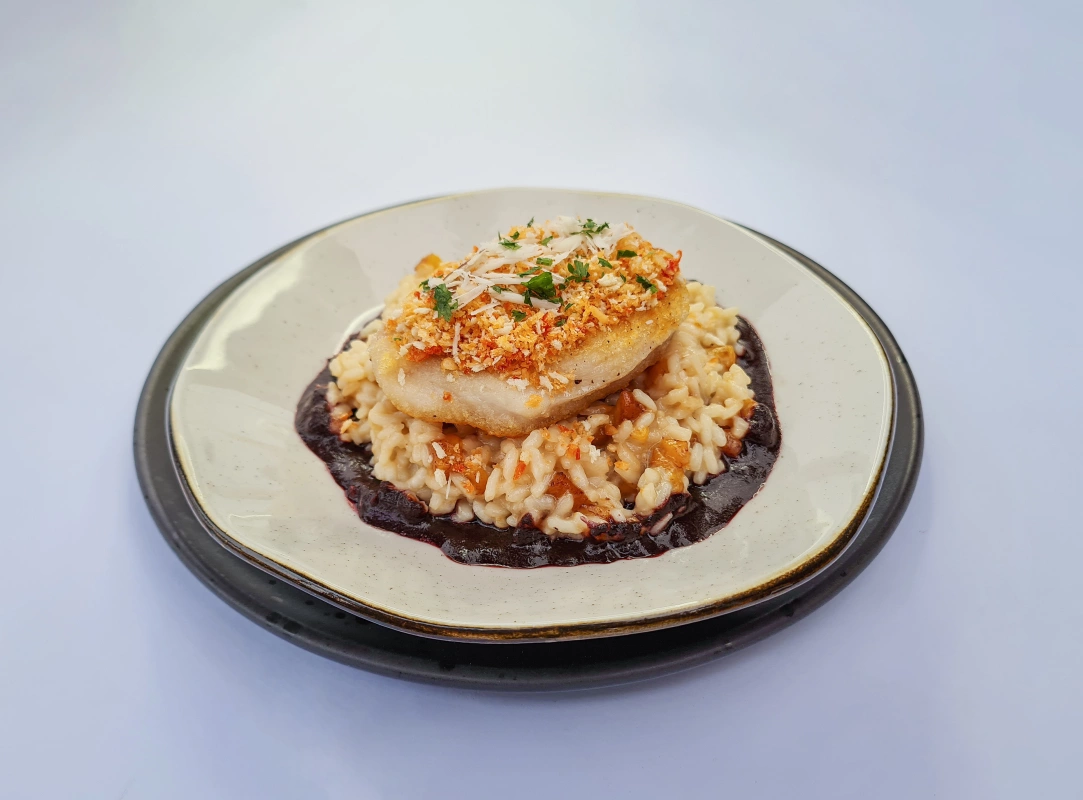 FILÉ DE PIRARUCU COM RISOTO CREMOSO AO MOLHO DE AÇAÍ