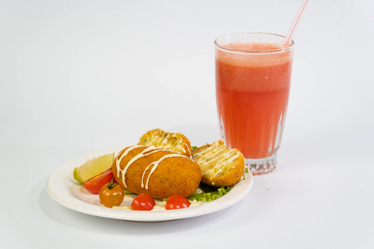 CROQUETE DE MACAXEIRA COM PIRARUCU E SUCO DE ACEROLA
