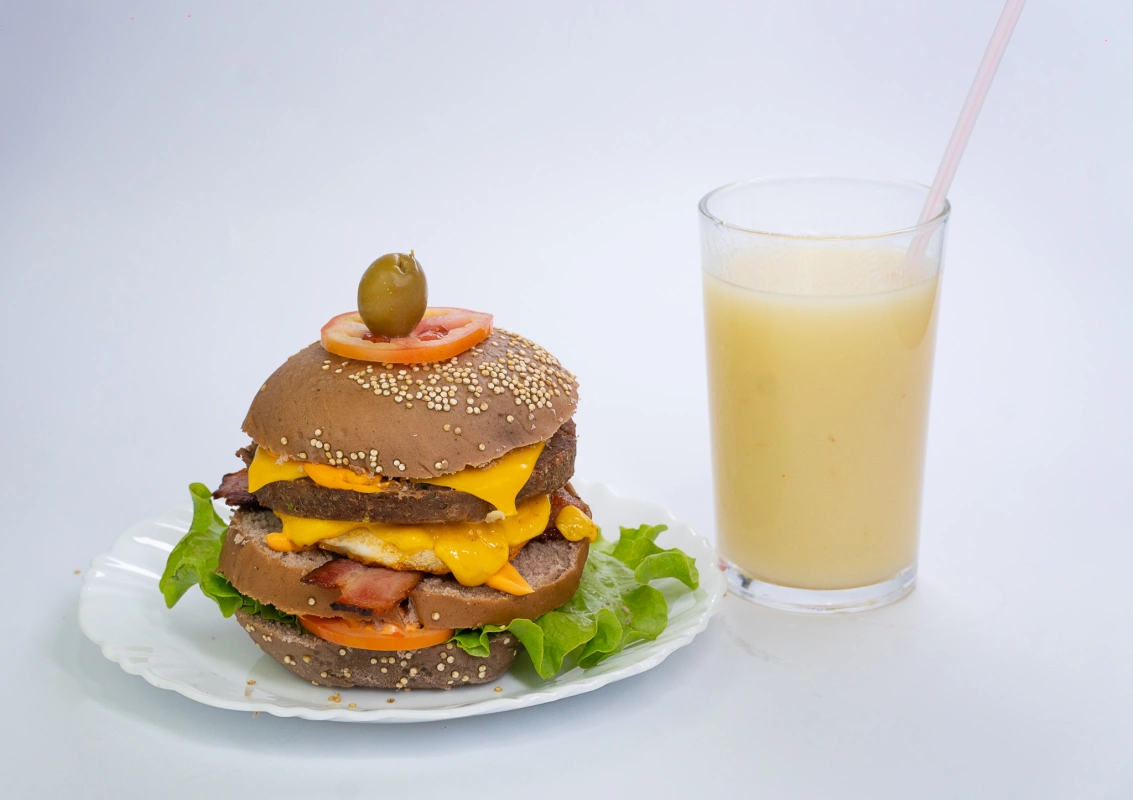 HAMBÚRGUER DE CARNE SECA E SUCO DE CUPUAÇU